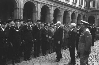 Rappresentanza di corpi e specialità delle tre Forze Armate (2.000 militari congedanti), con il Ministro della difesa Roberto Tremelloni