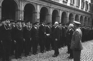 Rappresentanza di corpi e specialità delle tre Forze Armate (2.000 militari congedanti), con il Ministro della difesa Roberto Tremelloni