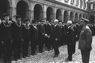Rappresentanza di corpi e specialità delle tre Forze Armate (2.000 militari congedanti), con il Ministro della difesa Roberto Tremelloni