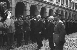 Rappresentanza di corpi e specialità delle tre Forze Armate (2.000 militari congedanti), con il Ministro della difesa Roberto Tremelloni