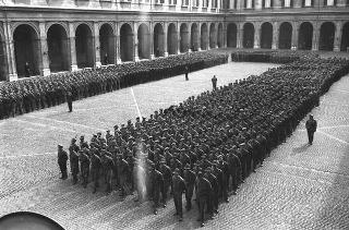 Rappresentanza di corpi e specialità delle tre Forze Armate (2.000 militari congedanti), con il Ministro della difesa Roberto Tremelloni