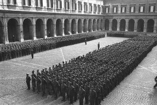 Rappresentanza di corpi e specialità delle tre Forze Armate (2.000 militari congedanti), con il Ministro della difesa Roberto Tremelloni