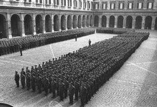Rappresentanza di corpi e specialità delle tre Forze Armate (2.000 militari congedanti), con il Ministro della difesa Roberto Tremelloni