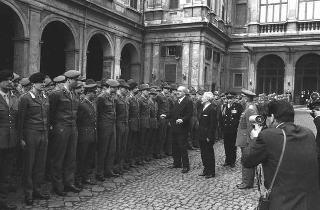 Rappresentanza di corpi e specialità delle tre Forze Armate (2.000 militari congedanti), con il Ministro della difesa Roberto Tremelloni