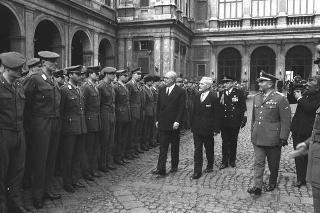 Rappresentanza di corpi e specialità delle tre Forze Armate (2.000 militari congedanti), con il Ministro della difesa Roberto Tremelloni