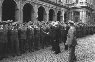 Rappresentanza di corpi e specialità delle tre Forze Armate (2.000 militari congedanti), con il Ministro della difesa Roberto Tremelloni