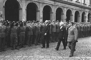 Rappresentanza di corpi e specialità delle tre Forze Armate (2.000 militari congedanti), con il Ministro della difesa Roberto Tremelloni