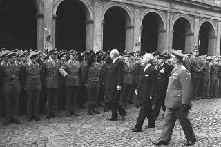 Rappresentanza di corpi e specialità delle tre Forze Armate (2.000 militari congedanti), con il Ministro della difesa Roberto Tremelloni