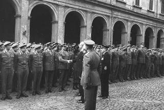 Rappresentanza di corpi e specialità delle tre Forze Armate (2.000 militari congedanti), con il Ministro della difesa Roberto Tremelloni