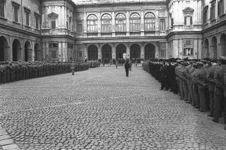 Rappresentanza di corpi e specialità delle tre Forze Armate (2.000 militari congedanti), con il Ministro della difesa Roberto Tremelloni