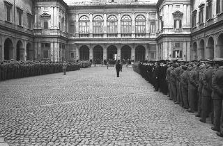 Rappresentanza di corpi e specialità delle tre Forze Armate (2.000 militari congedanti), con il Ministro della difesa Roberto Tremelloni