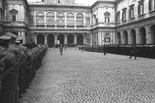 Rappresentanza di corpi e specialità delle tre Forze Armate (2.000 militari congedanti), con il Ministro della difesa Roberto Tremelloni