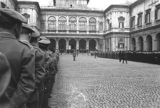 Rappresentanza di corpi e specialità delle tre Forze Armate (2.000 militari congedanti), con il Ministro della difesa Roberto Tremelloni