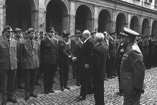 Rappresentanza di corpi e specialità delle tre Forze Armate (2.000 militari congedanti), con il Ministro della difesa Roberto Tremelloni