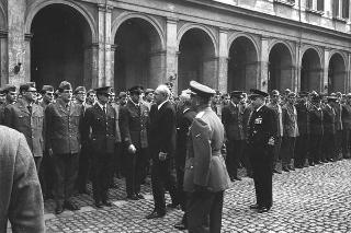 Rappresentanza di corpi e specialità delle tre Forze Armate (2.000 militari congedanti), con il Ministro della difesa Roberto Tremelloni