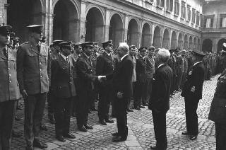 Rappresentanza di corpi e specialità delle tre Forze Armate (2.000 militari congedanti), con il Ministro della difesa Roberto Tremelloni