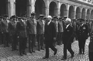 Rappresentanza di corpi e specialità delle tre Forze Armate (2.000 militari congedanti), con il Ministro della difesa Roberto Tremelloni