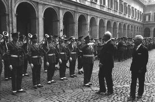 Rappresentanza di corpi e specialità delle tre Forze Armate (2.000 militari congedanti), con il Ministro della difesa Roberto Tremelloni