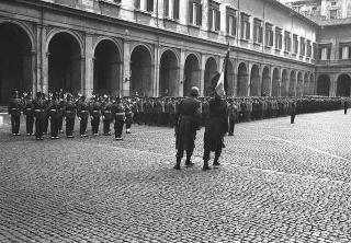 Rappresentanza di corpi e specialità delle tre Forze Armate (2.000 militari congedanti), con il Ministro della difesa Roberto Tremelloni
