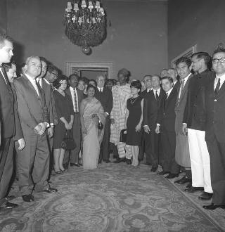 Pietro Campilli, Presidente dell'Istituto di studi per lo sviluppo economico, con Agostino Donati, Presidente del Comitato esecutivo, e partecipanti al corso di studi