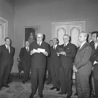 Pietro Campilli, Presidente dell'Istituto di studi per lo sviluppo economico, con Agostino Donati, Presidente del Comitato esecutivo, e partecipanti al corso di studi