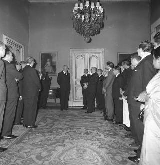 Pietro Campilli, Presidente dell'Istituto di studi per lo sviluppo economico, con Agostino Donati, Presidente del Comitato esecutivo, e partecipanti al corso di studi