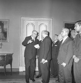 Pietro Campilli, Presidente dell'Istituto di studi per lo sviluppo economico, con Agostino Donati, Presidente del Comitato esecutivo, e partecipanti al corso di studi