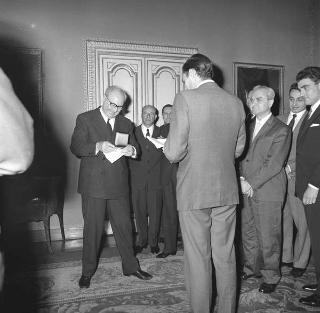 Pietro Campilli, Presidente dell'Istituto di studi per lo sviluppo economico, con Agostino Donati, Presidente del Comitato esecutivo, e partecipanti al corso di studi