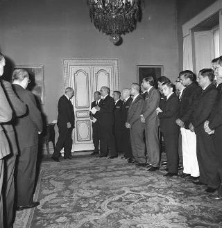 Pietro Campilli, Presidente dell'Istituto di studi per lo sviluppo economico, con Agostino Donati, Presidente del Comitato esecutivo, e partecipanti al corso di studi