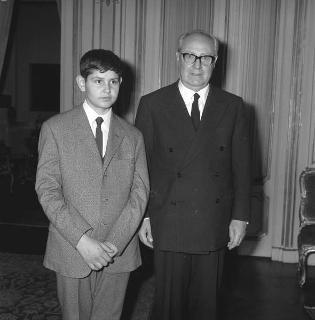 Il Presidente della Repubblica Giuseppe Saragat riceve in udienza il ragazzo dodicenne Ennio Boggini, con il padre e il prof. Domenico Filipo