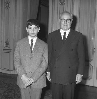 Il Presidente della Repubblica Giuseppe Saragat riceve in udienza il ragazzo dodicenne Ennio Boggini, con il padre e il prof. Domenico Filipo
