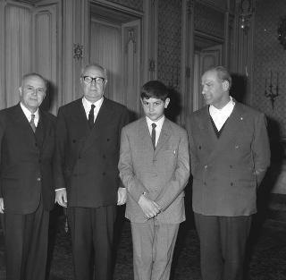 Il Presidente della Repubblica Giuseppe Saragat riceve in udienza il ragazzo dodicenne Ennio Boggini, con il padre e il prof. Domenico Filipo
