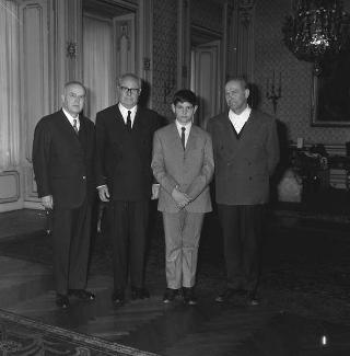 Il Presidente della Repubblica Giuseppe Saragat riceve in udienza il ragazzo dodicenne Ennio Boggini, con il padre e il prof. Domenico Filipo