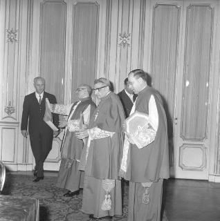 Mons. Grano, Nunzio Apostolico, consegna al Presidente della Repubblica Giuseppe Saragat il Collare dell'Ordine Supremo di Cristo