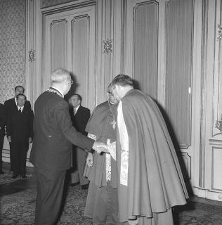 Mons. Grano, Nunzio Apostolico, consegna al Presidente della Repubblica Giuseppe Saragat il Collare dell'Ordine Supremo di Cristo