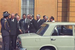 L'avvocato Giovanni Agnelli e una delegazione della FIAT presentano al Presidente della Repubblica Giuseppe Saragat  la nuova autovettura FIAT 124.