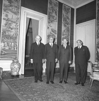 Il Presidente della Repubblica Giuseppe Saragat riceve in udienza Paul Hasluck, Ministro degli esteri di Australia, con Giuseppe Lupis, Sottosegretario di stato per gli affari esteri, e l'ambasciatore di Australia a Roma