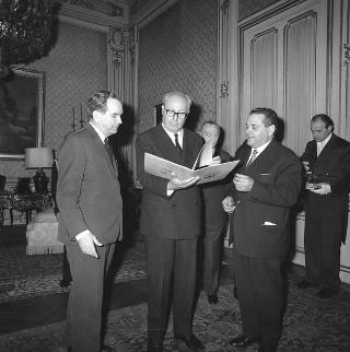 Visita di omaggio al Presidente della Repubblica Giuseppe Saragat del sen. Giovanni Spagnolli, Ministro delle poste e telecomunicazioni, con Bruno Kessler, Presidente della Giunta Provinciale di Trento e una delegazione del Comitato per le celebrazioni del Primo centenario della battaglia di Bezzecca