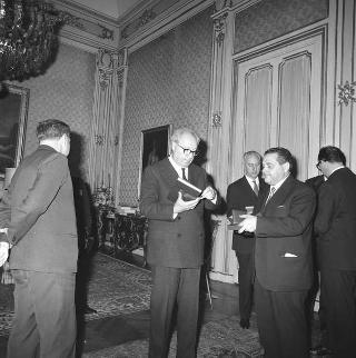 Visita di omaggio al Presidente della Repubblica Giuseppe Saragat del sen. Giovanni Spagnolli, Ministro delle poste e telecomunicazioni, con Bruno Kessler, Presidente della Giunta Provinciale di Trento e una delegazione del Comitato per le celebrazioni del Primo centenario della battaglia di Bezzecca