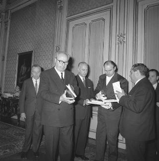 Visita di omaggio al Presidente della Repubblica Giuseppe Saragat del sen. Giovanni Spagnolli, Ministro delle poste e telecomunicazioni, con Bruno Kessler, Presidente della Giunta Provinciale di Trento e una delegazione del Comitato per le celebrazioni del Primo centenario della battaglia di Bezzecca