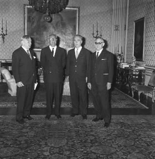 Giovanni Muzio, Presidente dell'Accademia di S. Luca, con lo scultore Marino Mazzacurati, vincitore del Premio "Presidente della Repubblica"