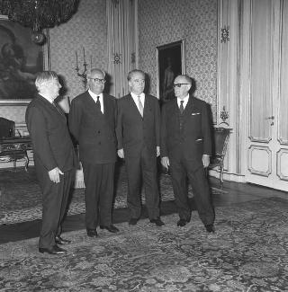 Giovanni Muzio, Presidente dell'Accademia di S. Luca, con lo scultore Marino Mazzacurati, vincitore del Premio "Presidente della Repubblica"