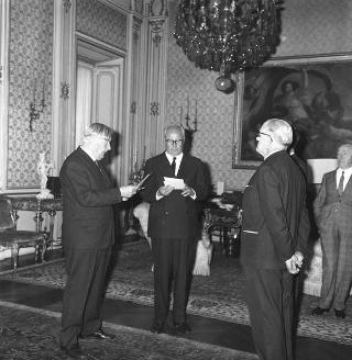 Giovanni Muzio, Presidente dell'Accademia di S. Luca, con lo scultore Marino Mazzacurati, vincitore del Premio "Presidente della Repubblica"