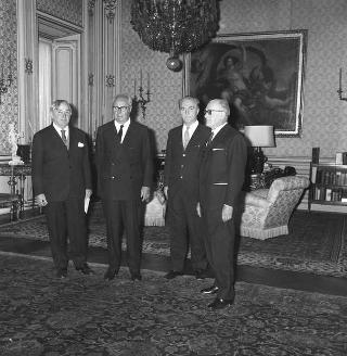 Giovanni Muzio, Presidente dell'Accademia di S. Luca, con lo scultore Marino Mazzacurati, vincitore del Premio "Presidente della Repubblica"