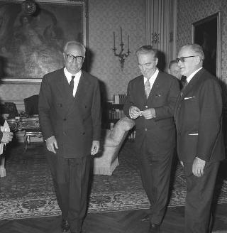Giovanni Muzio, Presidente dell'Accademia di S. Luca, con lo scultore Marino Mazzacurati, vincitore del Premio "Presidente della Repubblica"