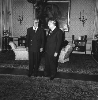 Il Presidente della Repubblica Giuseppe Saragat riceve in udienza l'editore Carlo Alberto Cappelli, per donare i primi volumi della collana "Il periodo fascista: stampa e opinione pubblica"