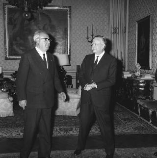 Il Presidente della Repubblica Giuseppe Saragat riceve in udienza l'editore Carlo Alberto Cappelli, per donare i primi volumi della collana "Il periodo fascista: stampa e opinione pubblica"