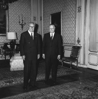 Il Presidente della Repubblica Giuseppe Saragat riceve in udienza l'editore Carlo Alberto Cappelli, per donare i primi volumi della collana "Il periodo fascista: stampa e opinione pubblica"