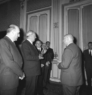 Il Presidente della Repubblica Giuseppe Saragat incontra Mario Argenton, Presidente della Federazione italiana volontari della libertà, con i presidenti delle Associazioni federate