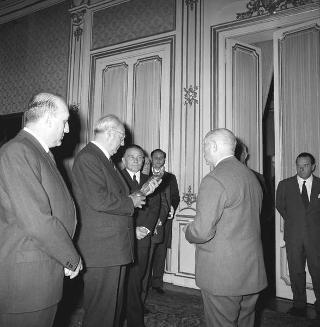 Il Presidente della Repubblica Giuseppe Saragat incontra Mario Argenton, Presidente della Federazione italiana volontari della libertà, con i presidenti delle Associazioni federate